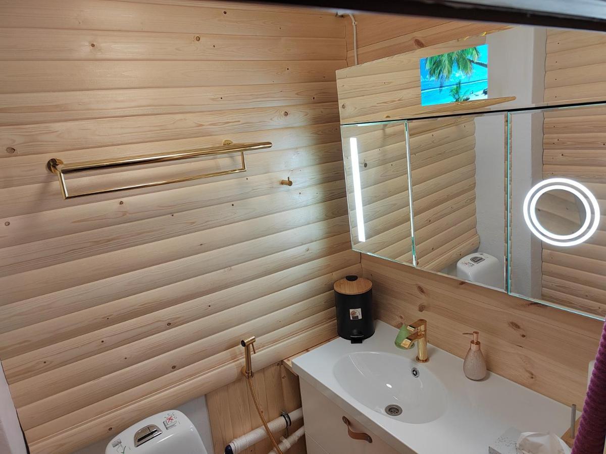 Relax & Recharge - A Unique Suite With A Touch Of Luxury - Hot Tub And Sauna Inspired Decor #Not A Real Sauna# Easy City Access - Direct Train 15 Min To City Helsinki Exterior foto