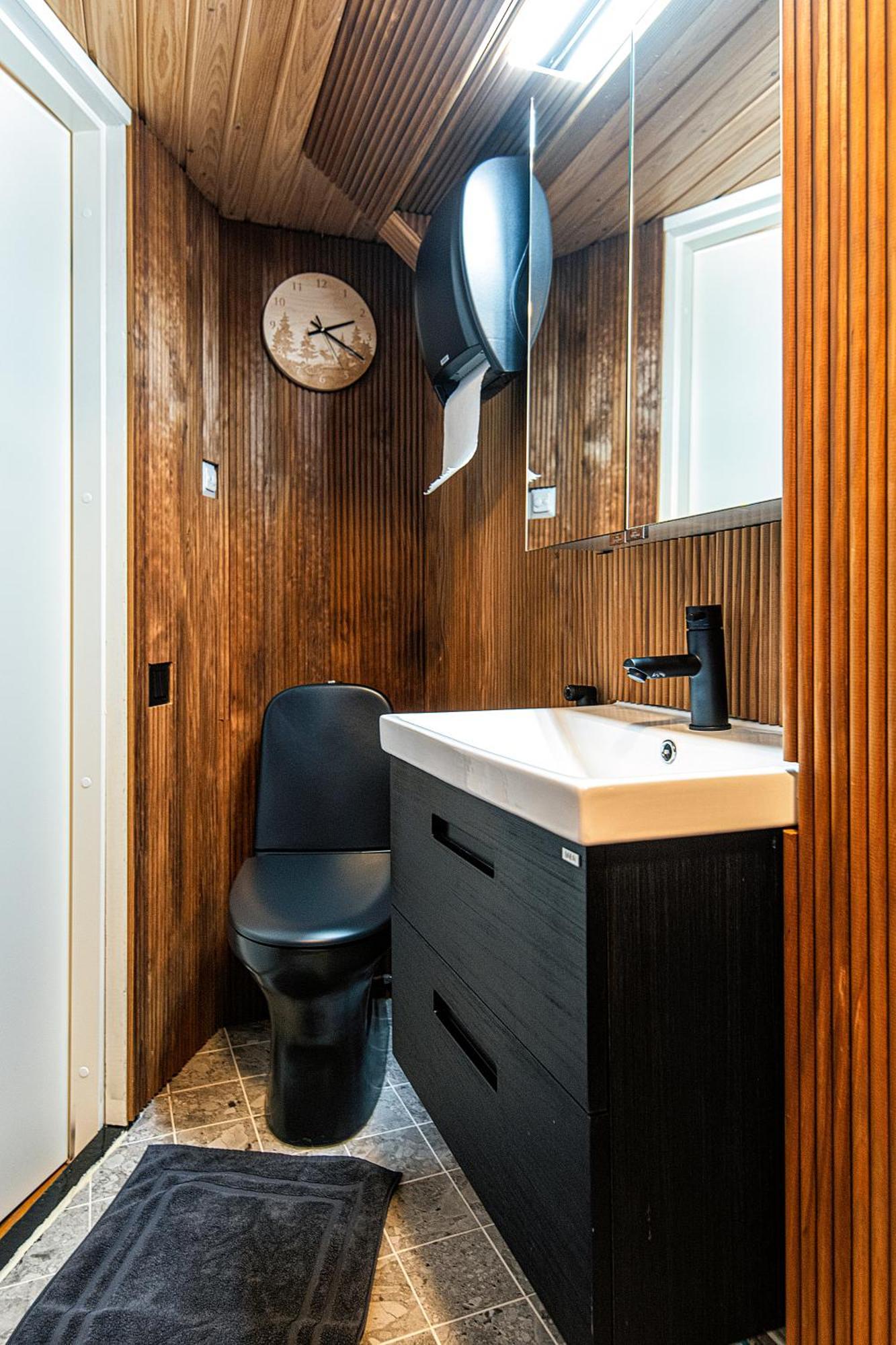 Relax & Recharge - A Unique Suite With A Touch Of Luxury - Hot Tub And Sauna Inspired Decor #Not A Real Sauna# Easy City Access - Direct Train 15 Min To City Helsinki Exterior foto